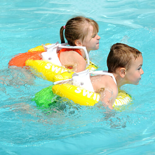 freds-swim-academy-swimtrainer-gelb