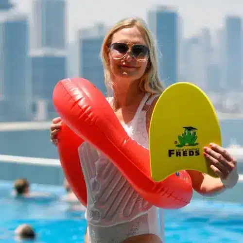 wimtrainer-pro-schwimmbrett-wasser-seite